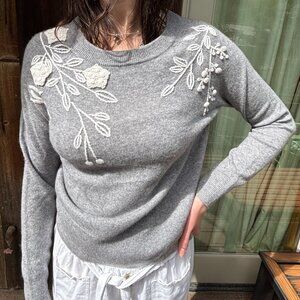 Tahari 100% 2-Ply Cashmere Sweater, Heather Gray w White Floral embroidery
